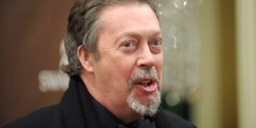 Morre o ator Tim Curry, de Esqueceram de Mim 2