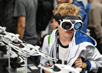 Um menino testa um drone FPV ("Visão em Primeira Pessoa", em português) enquanto usa óculos FPV na área de exposição da Insta360 na IFA Berlin 2026, em Berlim, Alemanha, em 5 de setembro de 2026. (Xinhua/Zhang Haofu)