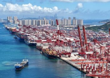 Navios porta-contêineres atracados no Terminal de Contêineres de Qianwan, no Porto de Qingdao, Província de Shandong, no leste da China, em 25 de agosto de 2026. (Foto por Zhang Jingang/Xinhua)