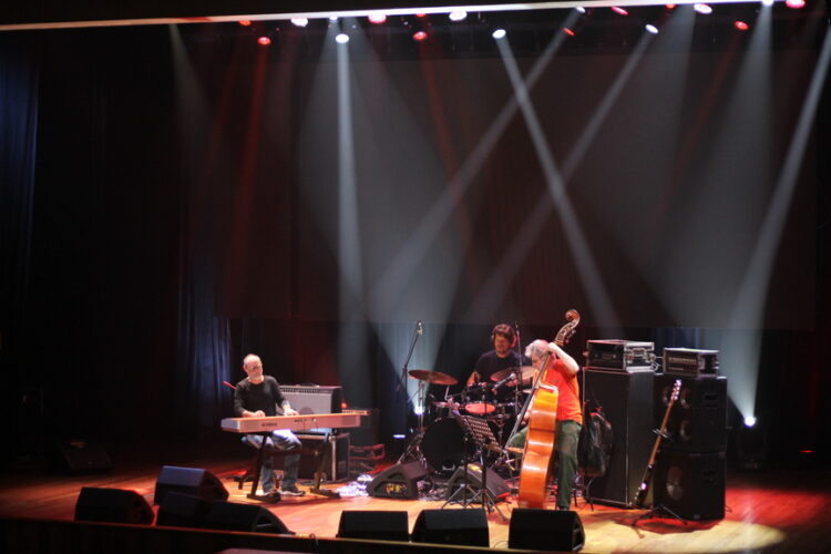 Trio Corrente durante ensaio aberto na tarde desta quarta, 9 setembro, no teatro do Sesc Maringá (Crédito: Cristiano Martinez)