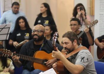 Marcelo de Souza e Jackson Ricarte no hall do Sesc Maringá (Crédito: Cristiano Martinez)