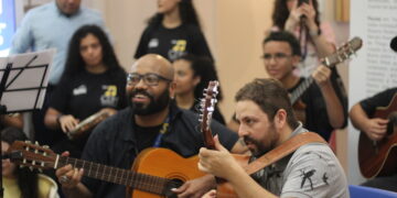 Marcelo de Souza e Jackson Ricarte no hall do Sesc Maringá (Crédito: Cristiano Martinez)