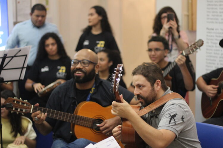 Marcelo de Souza e Jackson Ricarte no hall do Sesc Maringá (Crédito: Cristiano Martinez)