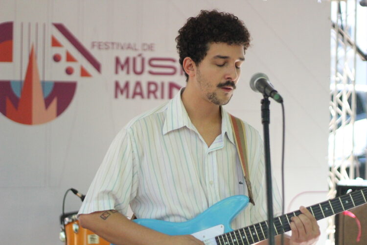Samuel Amaro no palco do Festival de Música de Maringá 2026 (Crédito: Cristiano Martinez)
