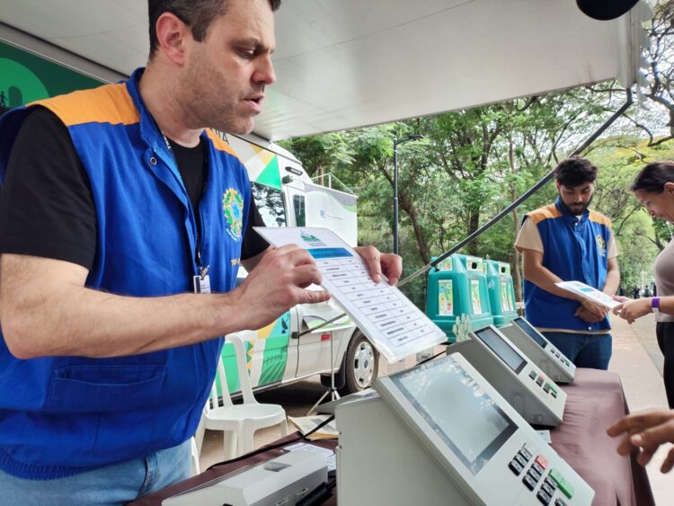 Van da Cidadania ficou estacionada no Parque do Ingá (Crédito: Cristiano Martinez)