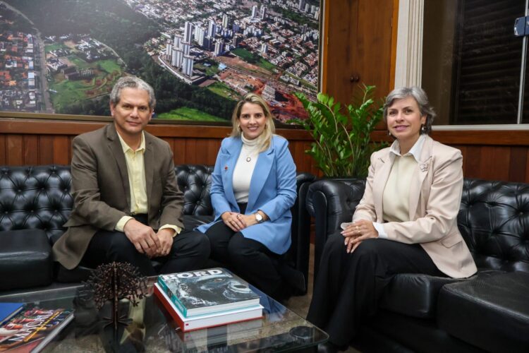 Majô Capdebosque assume prefeitura de Maringá