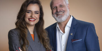 Gisele Mendes assume Reitoria da UEM em solenidade no Teatro Calil Haddad