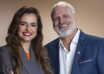 Gisele Mendes assume Reitoria da UEM em solenidade no Teatro Calil Haddad