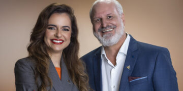 Gisele Mendes assume Reitoria da UEM em solenidade no Teatro Calil Haddad