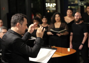 Maestro Eliel Joaquim rege o Coral Sicoob Metropolitano (Crédito: Arquivo/Cristiano Martinez)