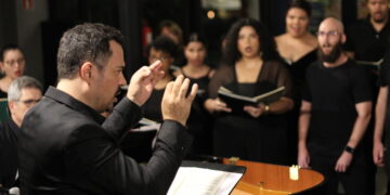 Maestro Eliel Joaquim rege o Coral Sicoob Metropolitano (Crédito: Arquivo/Cristiano Martinez)