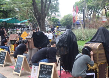 Sessões na manhã deste sábado, 10, na "praça das Pernambucanas" (Crédito: Cristiano Martinez)