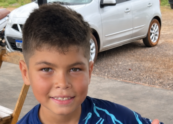 Menino que teve o pescoço cortado por linha com cerol continua grave e precisa de sangue