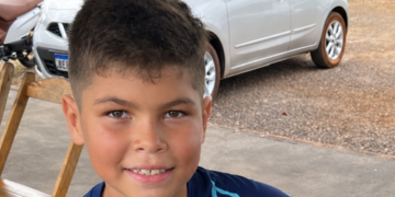 Menino que teve o pescoço cortado por linha com cerol continua grave e precisa de sangue