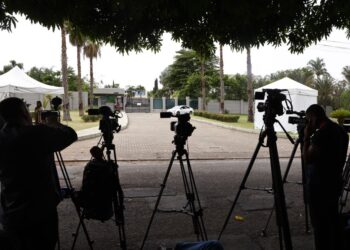 PF investiga se Flávio Bolsonaro fugiu do País após Moraes determinar entrega dos passaportes