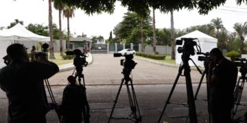 PF investiga se Flávio Bolsonaro fugiu do País após Moraes determinar entrega dos passaportes