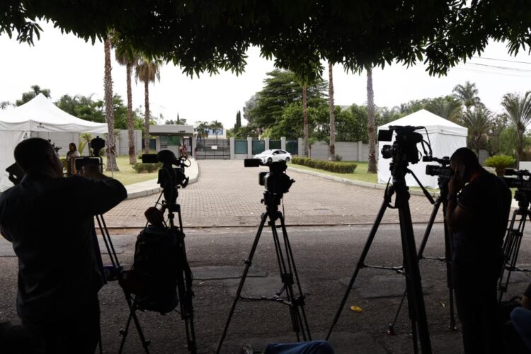 PF investiga se Flávio Bolsonaro fugiu do País após Moraes determinar entrega dos passaportes