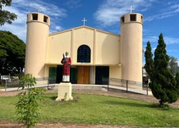 Foragido invade casa paroquial, agride o padre e rouba objetos