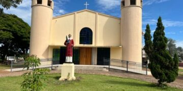 Foragido invade casa paroquial, agride o padre e rouba objetos