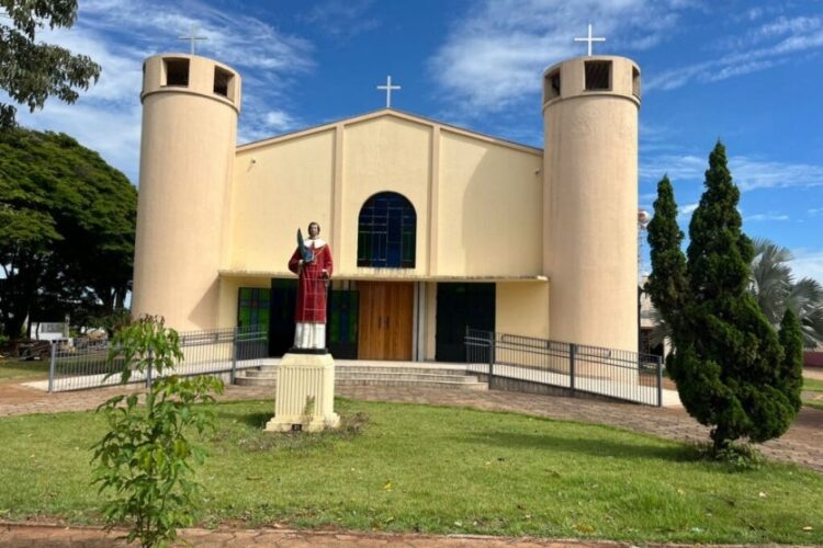 Foragido invade casa paroquial, agride o padre e rouba objetos