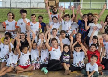 Evelin Carla, uma das coordenadoras do projeto, com alunos e equipe do projeto Céu Das Artes (Crédito: Reprodução)