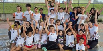 Evelin Carla, uma das coordenadoras do projeto, com alunos e equipe do projeto Céu Das Artes (Crédito: Reprodução)