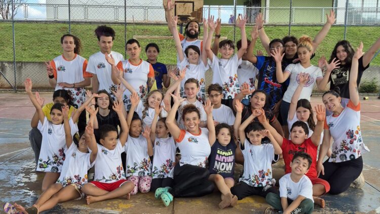 Evelin Carla, uma das coordenadoras do projeto, com alunos e equipe do projeto Céu Das Artes (Crédito: Reprodução)
