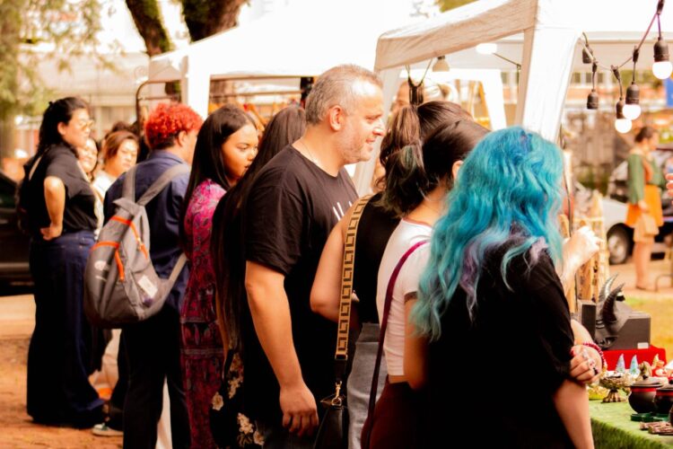 Ao todo, são mais de 50 expositores participando da feira e contribuindo para o fortalecimento da economia criativa (Crédito: Juliana Linhares)