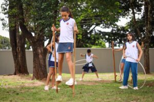 Escolas de tempo integral ganham novas atividades com música, dança e circo