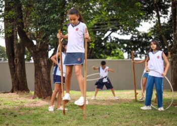 Escolas de tempo integral ganham novas atividades e enriquecem rotina dos alunos com música, dança e circo