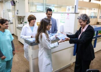 Bolsas e sacolas são feitas com materiais descartados de cirurgias no Hospital Municipal