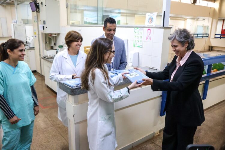 Bolsas e sacolas são feitas com materiais descartados de cirurgias no Hospital Municipal