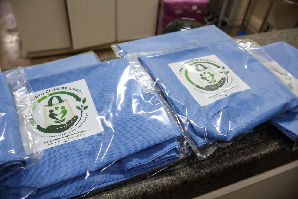 Com o projeto Ciclo Reverso, materiais que seriam descartados após uso em cirurgias, no Hospital Municipal de Maringá, são aproveitados na confecção de bolsas, sacolas, ecobags e outros artigos
