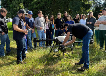 Colégios agrícolas do Paraná recebem drones para treinar agricultura de precisão