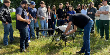 Colégios agrícolas do Paraná recebem drones para treinar agricultura de precisão