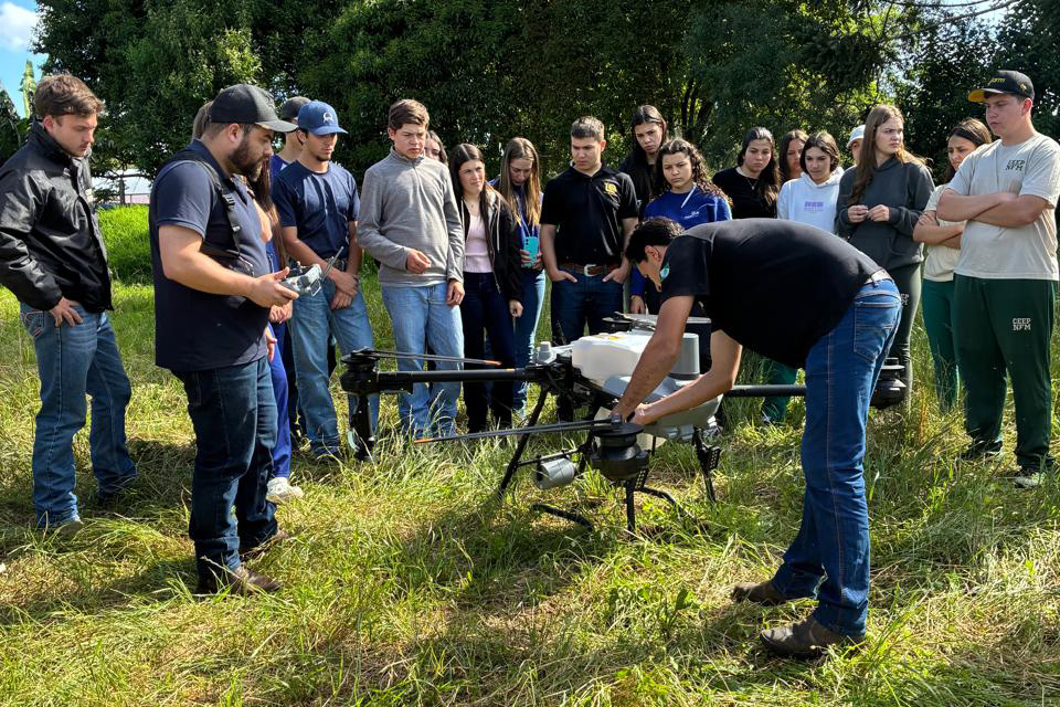Fique por dentro: Colégios agrícolas do Paraná recebem drones para aulas de agricultura de precisão