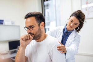 Médica explica por que o monitoramento de vírus respiratórios deve continuar no Paraná