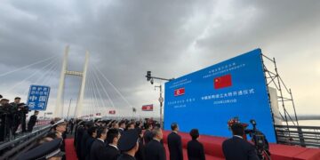 Cerimônia de inauguração é realizada para uma nova ponte sobre o rio Yalu, o rio fronteiriço entre a China e a República Popular Democrática da Coreia (RPDC), em 15 de outubro de 2026. (Xinhua/Pan Yulong)