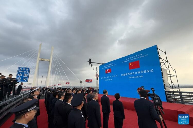 Cerimônia de inauguração é realizada para uma nova ponte sobre o rio Yalu, o rio fronteiriço entre a China e a República Popular Democrática da Coreia (RPDC), em 15 de outubro de 2026. (Xinhua/Pan Yulong)