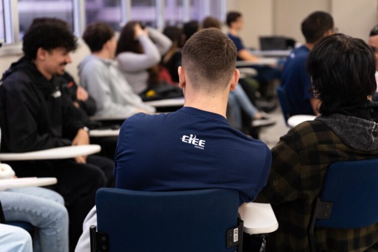Jovem Aprendiz: como apoiar o adolescente na primeira experiência profissional sem deixar de lado a preocupação com os estudos