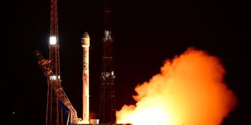 O foguete transportador Zhuque-2E Y4 carregando 10 satélites decola da zona-piloto de inovação espacial comercial de Dongfeng, no noroeste da China, em 14 de outubro de 2026. (Foto de Wang Jiangbo/Xinhua)
