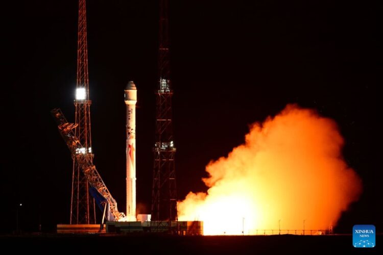 O foguete transportador Zhuque-2E Y4 carregando 10 satélites decola da zona-piloto de inovação espacial comercial de Dongfeng, no noroeste da China, em 14 de outubro de 2026. (Foto de Wang Jiangbo/Xinhua)