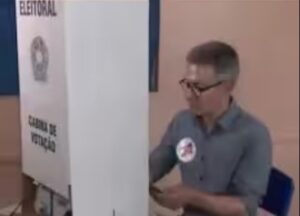 Candidato à Presidência leva celular à cabine de votação e poderá ser punido