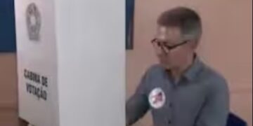 Romeu Zema leva celular para a cabine de votação e poderá ser punido